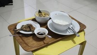 Akibat hal ini, suami Arumi Bachsin itu pun harus menikmati momen buka puasa sendiri sambil isolasi. Ini dia makanan buka puasanya. Foto: Instagram @emildardak / @arumibachsin_94