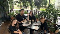Sebelum musibah ini, Wagub Jatim itu terlihat sering makan bersama istri dan anaknya. Seperti saat mereka makan di kafe ini. Foto: Instagram @emildardak / @arumibachsin_94