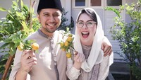 Tampaknya hubungan Emil Dardak dan Arumi Bachsin sangat kompak. Kali ini keduanya tampak bahagia setelah memetik jeruk. Foto: Instagram @emildardak / @arumibachsin_94