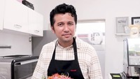 Ketika sang istri berulang tahun, pria kelahiran 1984 itu pun memberi kejutan dengan membuatkan kue ulang tahun spesial. Foto: Instagram @emildardak / @arumibachsin_94