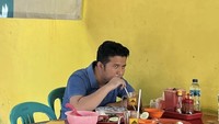 Sambil transit di Balikpapan, Wakil Gubernur Jawa Timur itu sempat makanan khas daerah sana. Seperti soto Banjar ini. Foto: Instagram @emildardak / @arumibachsin_94