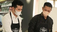 Wah…suami Arumi Bachsin itu juga sempat belajar bikin kebab loh. Kira-kira enak gak ya? Foto: Instagram @emildardak / @arumibachsin_94