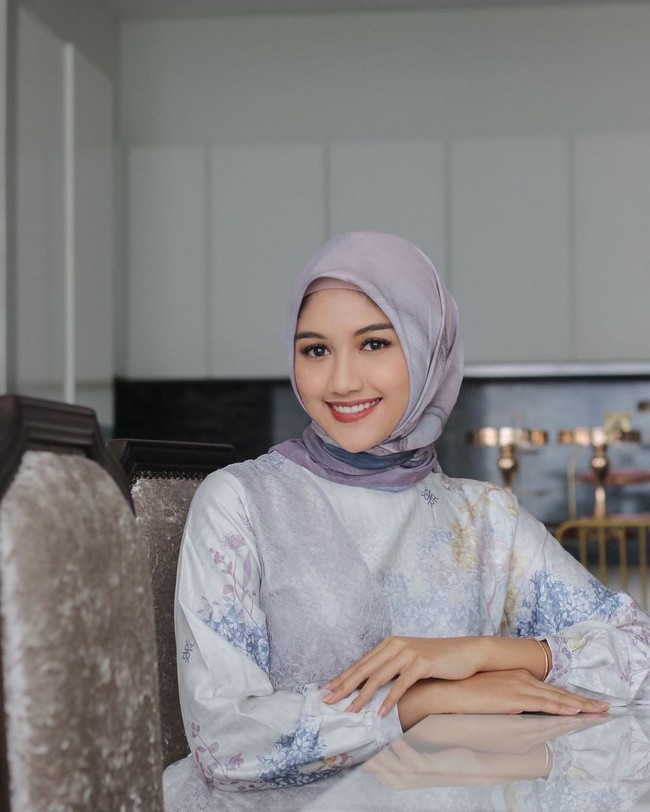 Pada kegiatan keagamaan lainnya, Erina Gudono tampil anggun bersahaja dalam balutan gaun bernuansa pastel dari koleksi Ria Miranda. Foto: Instagram @kaesangp