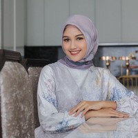 Pada kegiatan keagamaan lainnya, Erina Gudono tampil anggun bersahaja dalam balutan gaun bernuansa pastel dari koleksi Ria Miranda. Foto: Instagram @kaesangp