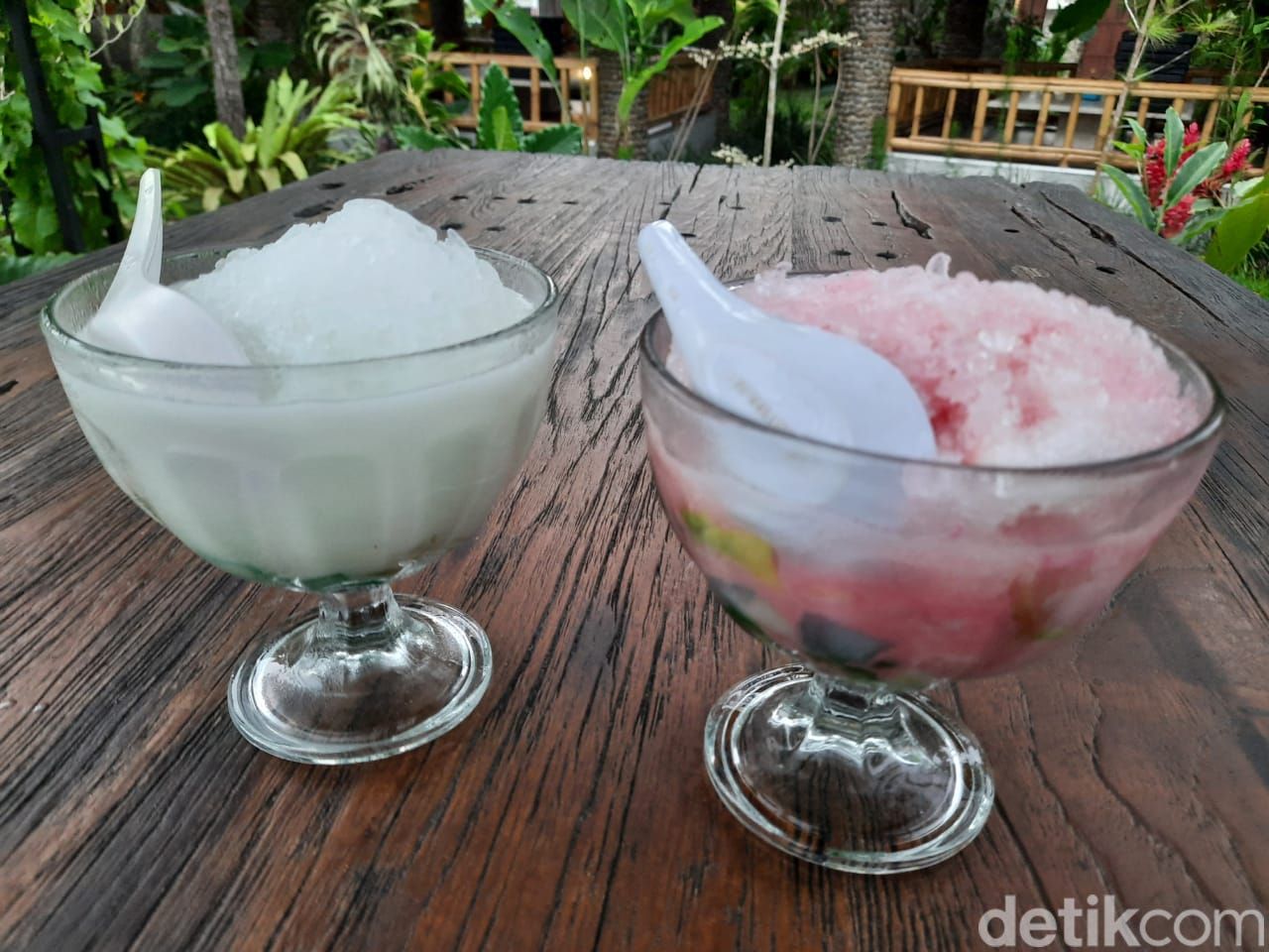 Es lholak-lholok dan es kisah kasih di Warung Mak Nyak Blitar