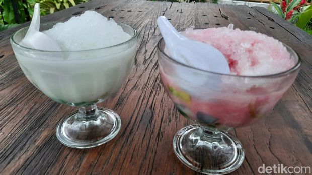 Es lholak-lholok dan es kisah kasih di Warung Mak Nyak Blitar