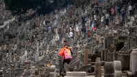 Menyapu makam dipandang sebagai cara untuk menunjukkan rasa hormat kepada leluhur.