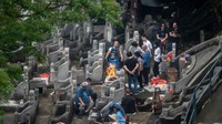 Festival Qingming sering disebut sebagai Hari Menyapu Makam. Di China, hari menyapu makam ini menjadi hari libur nasional yang penting.