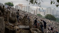 Saat perayaan Qingming atau Cheng Beng, keluarga dan kerabat dari orang yang sudah meninggal mengunjungi makam. Mereka membersihkan makam, berdoa, dan memberikan persembahan berupa makanan, minuman, dupa, dan harta tertentu.