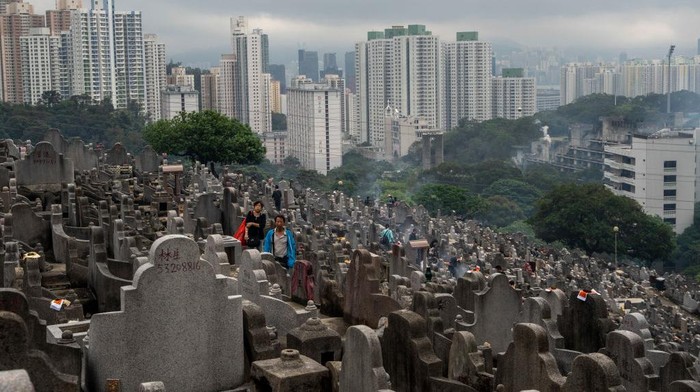 Festival Qingming, Tradisi Menyapu Makam Leluhur di Hong Kong Festival Qingming merupakan perayaan untuk membersihkan makam para leluhur. Hari menyapu makam ini juga menjadi hari libur nasional yang penting di China.