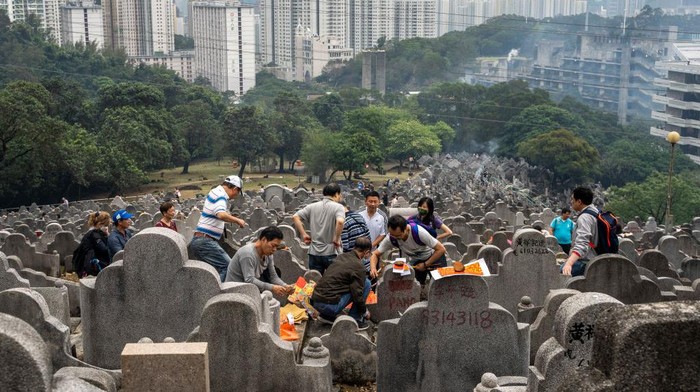Festival Qingming, Tradisi Menyapu Makam Leluhur di Hong Kong Festival Qingming merupakan perayaan untuk membersihkan makam para leluhur. Hari menyapu makam ini juga menjadi hari libur nasional yang penting di China.