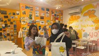 Yang terakhir tapi yang paling seru, melukis. Traveler bisa memilih kanvas atau tote bag untuk media lukis. Cat warna, kuas dan gelas berisi air sudah tersedia di meja. Nanti hasilnya boleh dibawa pulang atau dipajang. (Agung Pambudhy)