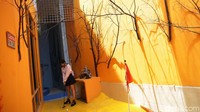 Mini golf dengan konsep auntum atau musim gugur di kelilingi dengan warna oranye. Oiya, tempat ini menyediakan pemandu untuk kamu yang belum bisa main golf. (Agung Pambudhy)
