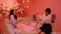 Selain golf, ada pula Museum Dessert yang menyediakan 7 ruang instagrammable untuk pengunjung. Yang ini namanya Pink Room, semuanya tentu serba pink. (Agung Pambudhy)