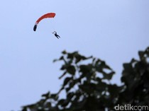 Momen Damkar Evakuasi Penerjun Payung yang Tersangkut di Atap Stadion