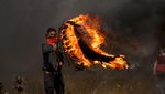 Aksi Bakar Ban Warnai Protes Warga Palestina Kepada Israel