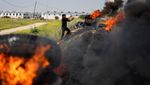 Aksi Bakar Ban Warnai Protes Warga Palestina Kepada Israel