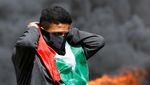 Aksi Bakar Ban Warnai Protes Warga Palestina Kepada Israel