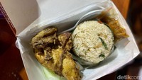 Yang ingin makan kenyang tenant nasi bakar ini juga cocok jadi pilihan. Nasi bakarnya harum dengan lauk ayam goreng dan ayam bakar yang bumbunya meresap. Foto: detikcom/Riska Fitria