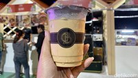 Pecinta kopi bisa mampir ke tenant Golden Black milik influencer Tasya Farasya. Tenant kopi ini juga tak kalah ramai dari tenant-tenant lainnya. Menawarkan berbagai varian kopi. Foto: detikcom/Riska Fitria