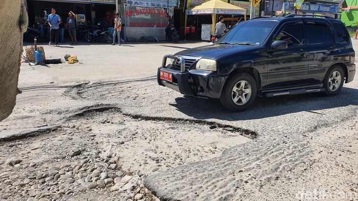Jalan rusak di Pekanbaru, Riau. (Raja Adil Siregar/detikSumut)