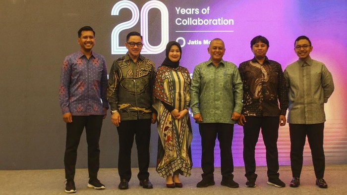 Jatis Mobile Siap Melantai di Bursa Jatis Mobile tengah mempersiapkan untuk bisa melantai di busa efek Indonesia. Perseroan menargetkan Initial Public Offering (IPO) setelah lebaran.