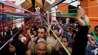 Diketahui orang mengikatkan pita pada patung Yesus Nazareno untuk melambangkan janji yang mereka buat kepada Yesus selama Pekan Suci.  