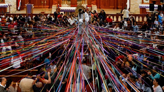 Jelang Jumat Agung, Umat Katolik Ikatkan Pita ke Patung Yesus Nazareno Catholics carry a statue of Jesus Nazareno during a procession known as