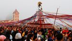 Jelang Jumat Agung, Umat Katolik Ikatkan Pita ke Patung Yesus