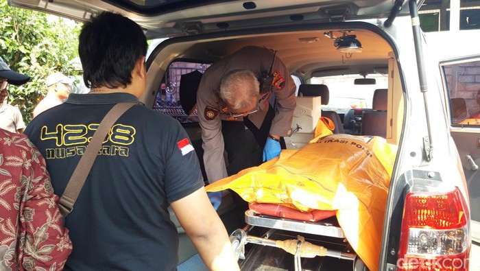 Jenazah Jumiyem dibawa dari rumahnya di Cepogo Boyolali ke RSUD Dr Moewardi Solo untuk diautopsi, Kamis (6/4/2023).