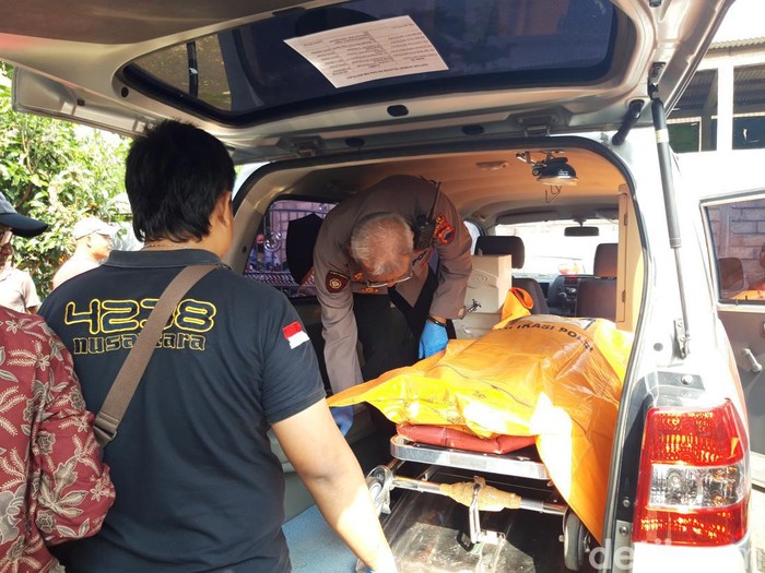 Jenazah Jumiyem dibawa dari rumahnya di Cepogo Boyolali ke RSUD Dr Moewardi Solo untuk diautopsi, Kamis (6/4/2023).