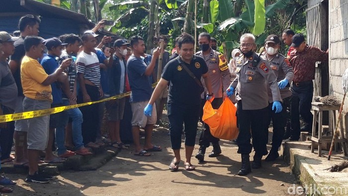 Jenazah wanita di Cepogo Boyolali, yang diduga korban pembunuhan, dibawa ke RSUD Moewardi Solo untuk diautopsi, Kamis (6/4/2023).
