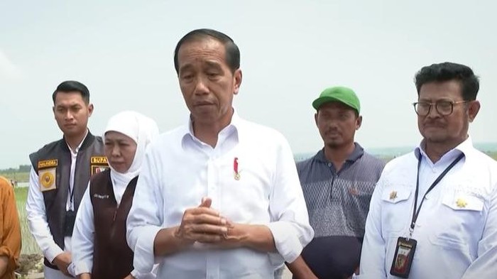 Jokowi usai tanam padi bersama petani di Tuban