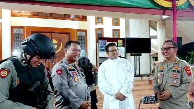 Kabagops Polres Karawang Kompol Ryan Faisal bersama Pastor Frengky saat pengamanan Paskah gereja RD Stanislaus Kotska Aditya Vidiynto