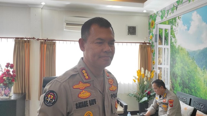 Kabid Humas Polda Bali Kombes Stefanus Satake Bayu Setianto saat ditemui wartawan di ruang kerjanya, Kamis (6/4/2023). (I Wayan Sui Suadnyana/detikBali)