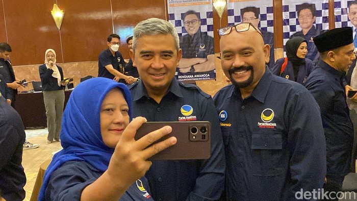 Kader Nasdem Muhammad Farhan (tengah)