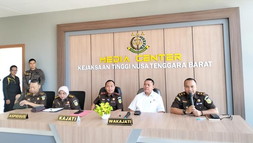Kajati NTB Nanang Ibrahim Soleh saat menggelar konferensi pers di Kejati NTB, Kamis (6/4/2023).