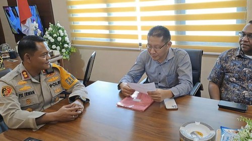 Askino Geissler Sada saat mendatangi Polres Kupang, Rabu (5/4/2023).