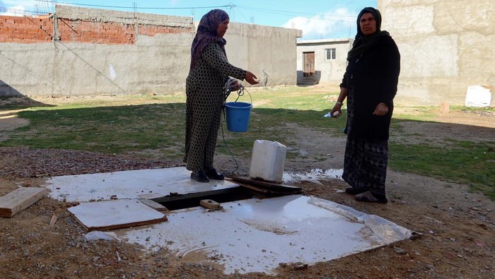 Kekeringan, Tunisia Putus Pasokan Air ke Warga di Malam Hari Samira Othmen collects water from a well near her house, as residents said Tunisian authorities have been cutting off drinking water at night in some areas of the capital and other cities in a bid to cut consumption due to drought, in Tunis, Tunisia April 2, 2023. REUTERS/Jihed Abidellaoui