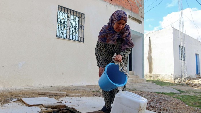 Kekeringan, Tunisia Putus Pasokan Air ke Warga di Malam Hari Samira Othmen collects water from a well near her house, as residents said Tunisian authorities have been cutting off drinking water at night in some areas of the capital and other cities in a bid to cut consumption due to drought, in Tunis, Tunisia April 2, 2023. REUTERS/Jihed Abidellaoui