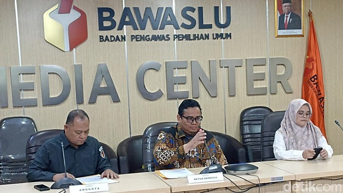 Ketua Bawaslu RI Rahmat Bagja (tengah) (Tiara Aliya/detikcom)