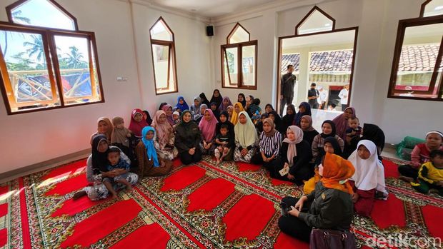 Ketua CT ARSA Foundation Anita Ratnasari Tanjung bersama warga saat meresmikan masjid yang selesai dibangun untuk korban gempa di Cianjur.