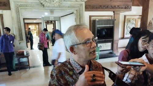 Ketua Komisi II DPRD Bali IGK Kresna Budi minta Gubernur Bali Wayan Koster untuk fokus urus kepentingan Bali saja.