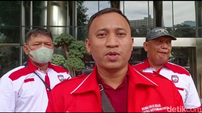 Ketua PB KAMI Sultoni di Gedung KPK (Yogi Ernes/detikcom).