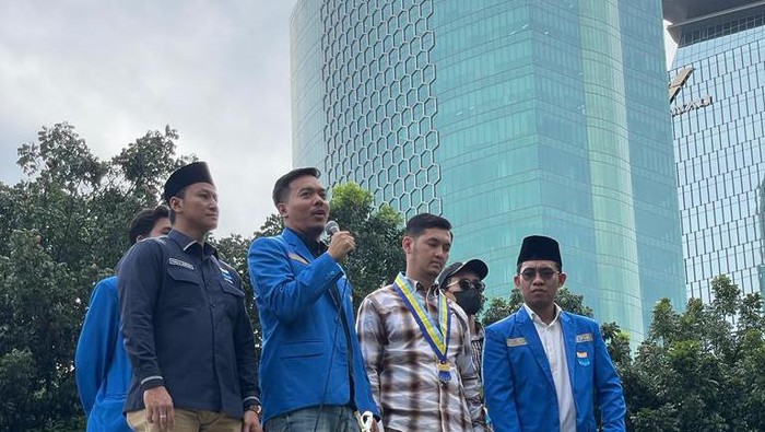 Ketua Umum PB PMII Muhammad Abdullah Syukri memimpin aksi unjuk rasa di KPK, Kamis (6/4/2023).