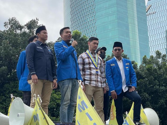 Ketua Umum PB PMII Muhammad Abdullah Syukri memimpin aksi unjuk rasa di KPK, Kamis (6/4/2023).