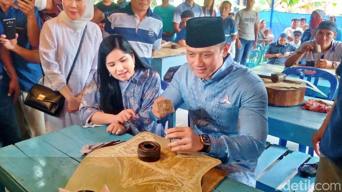 Ketum Partai Demokrat, Agus Harimurti Yudhoyono (AHY) saat kunjungan di Desa Sidowarno, Kecamatan Wonosari, Klaten, Kamis (6/4/2023).