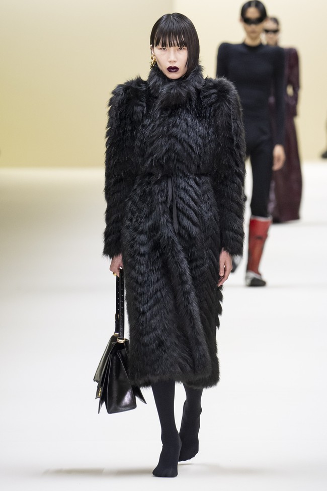 Fashion show koleksi Balenciaga Fall/Winter 2023 di kawasan Carrousel du Louvre, Paris, Prancis. Foto: Victor VIRGILE/ Getty Images.