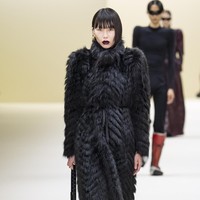 Fashion show koleksi Balenciaga Fall/Winter 2023 di kawasan Carrousel du Louvre, Paris, Prancis. Foto: Victor VIRGILE/ Getty Images.