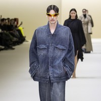 Fashion show koleksi Balenciaga Fall/Winter 2023 di kawasan Carrousel du Louvre, Paris, Prancis. Foto: Victor VIRGILE/ Getty Images.